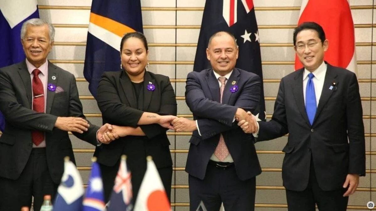 From left, Pacific Islands Forum secretary-general Henry Puna, Marshall Islands Foreign Minister Kitlang Kabua, Cook Islands Prime Minister Mark Brown and Japanese PM Fumio Kishida in Tokyo.